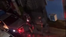 Motociclista é agredido com socos e chutes por PMs durante abordagem em comunidade de SP; veja vídeo