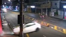 Motociclista é arremessado e morre após bater contra carro desgovernado em SP; veja vídeo
