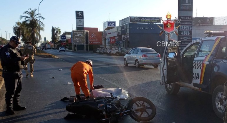 Motociclista morre em acidente na Epia
