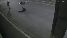 Motociclista reage a assalto, pega arma do suspeito e atira contra ele no centro de São Paulo