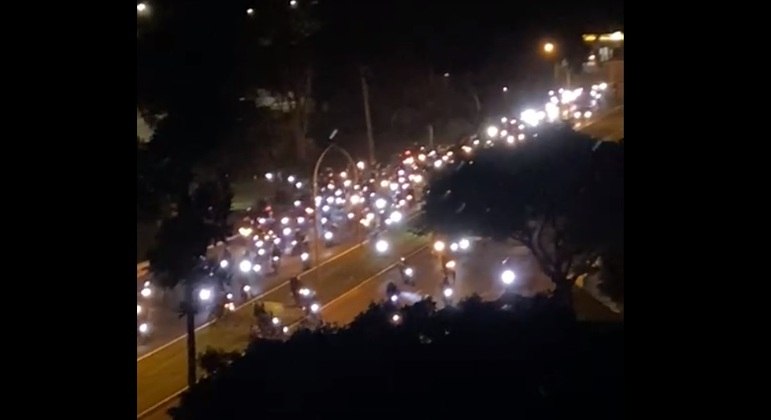 Motociclistas invadiram o Eixo L e passaram sobre o canteiro central