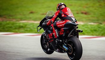Piloto sofre queda feia durante treino e é levado ao hospital; assista ao vídeo (Reprodução Instagram @polespargaro)