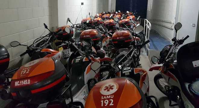 Motocicletas do SAMU estão paradas em garagem da Prefeitura de SP