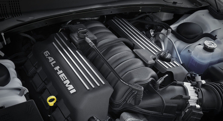 Com quase 500cv, V8 de tração traseira do Chrysler marca a despedida do sedã esportivo 