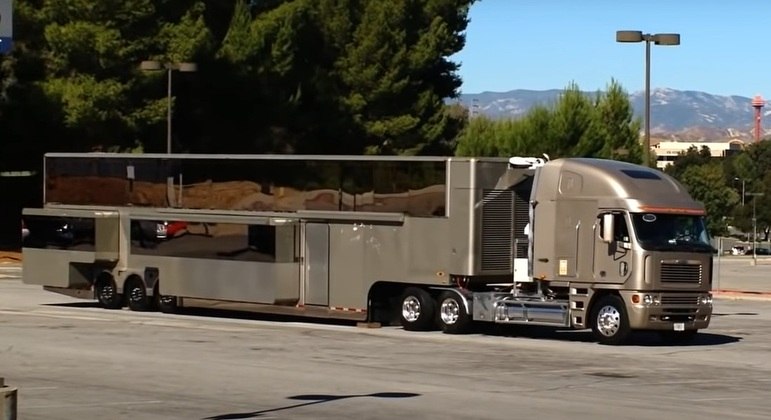 Motorhome de Will Smith é estimado em R$ 13 milhões, tem dois andares e 111,5 m²