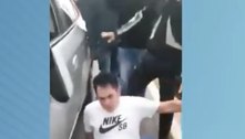 Motorista atropela motoboys, que reagem e o agridem. Veja vídeo