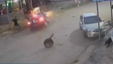 Motorista bêbado bate em 2 carros, atinge pedestre e quase acerta cão