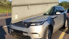Carro sai de estrada, colide e acaba fatiado por placa de trânsito