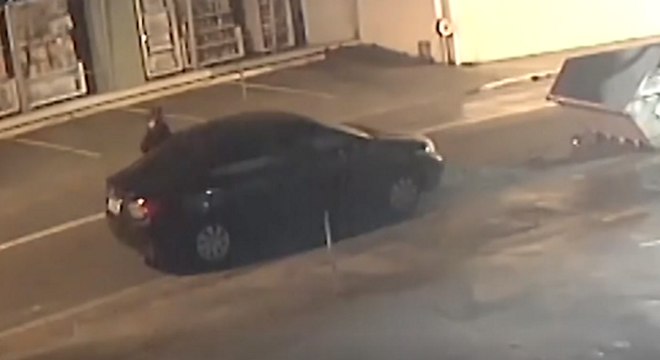 Suspeito de estuprar passageira, motorista desce e abre a porta traseira do carro