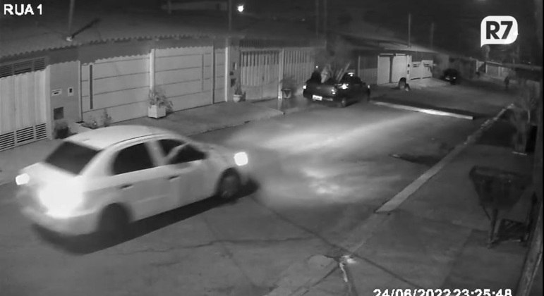 Imagens de câmeras de segurança mostram o momento em que vítima foge do veículo
