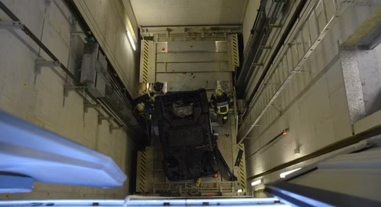 Motorista confundiu um elevador com uma vaga de estacionamento em Stuttgart, na Alemanha