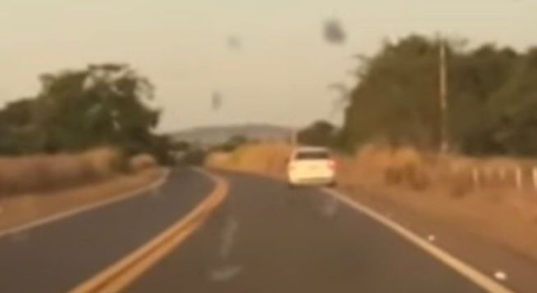 Momento em que o motorista com sinais de embriaguez perde o controle do carro e sai da rodovia