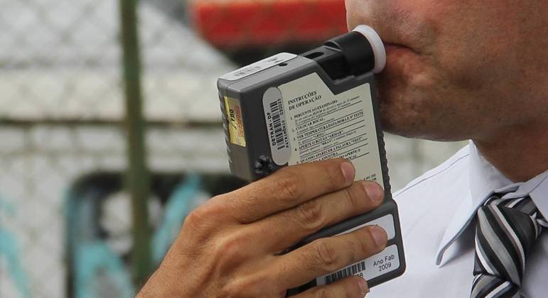 Motorista tentou soprar o bafômetro por quase cinco vezes, mas não teve força suficiente