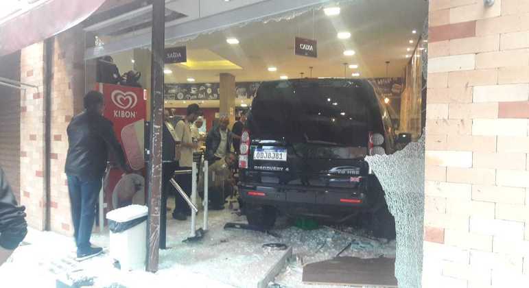 VÍDEO: motorista perde controle e invade padaria em SP ao