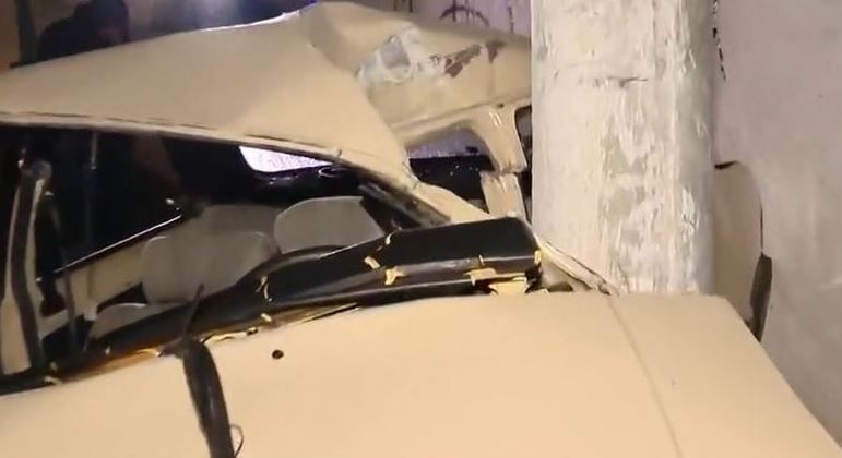 Veículo chegou a contornar o poste devido ao impacto da batida