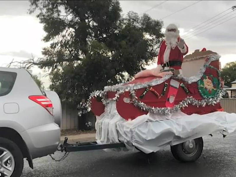 Papai Noel transforma a própria moto em trenó para distribuir mais de 250  presentes na rua, Tocantins