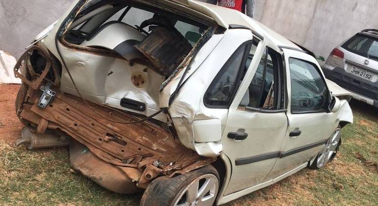Carro destruído após batida