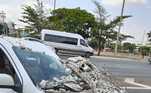 Motorista perde o controle de carro e derruba poste na EPTG
