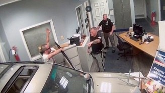 Motorista arrebenta posto policial ao som de Welcome to the Jungle (Reprodução/Twitter/@ChaudharyParvez)