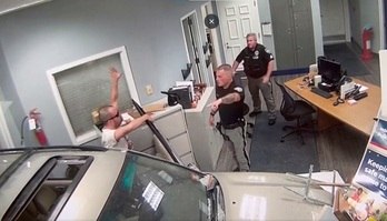 Motorista arrebenta posto policial ao som de Welcome to the Jungle (Reprodução/Twitter/@ChaudharyParvez)