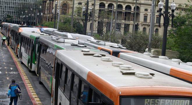 Motoristas De Onibus Travam Sp E Prometem Greve Para Sexta 6 Noticias R7 Sao Paulo