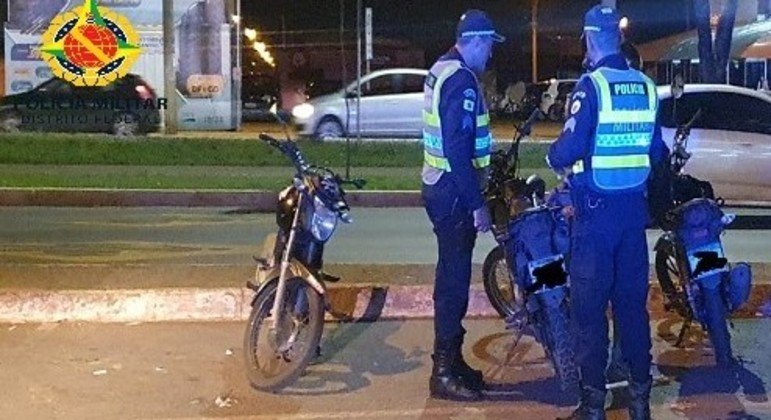 Policiais militares próximos a motos apreendidas durante abordagem nesta quinta-feira (8)