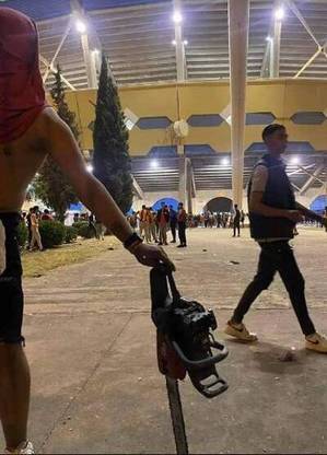 Torcedor saiu do estádio com a motosserra e posou para as redes