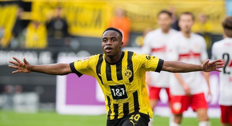 Apesar de propostas de outros clubes, Moukoko optou por continuar no Dortmund, segundo imprensa alemã