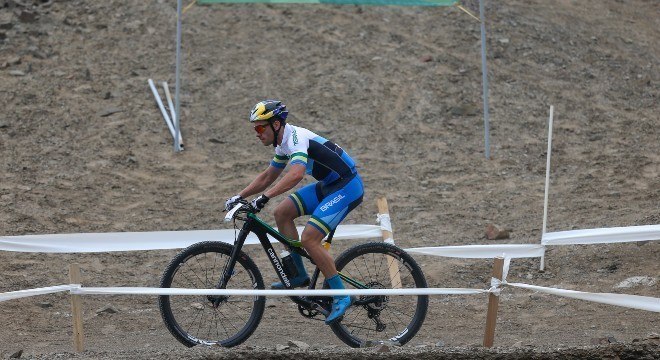 Henrique Avancini conquista a medalha de prata no cross country em Lima