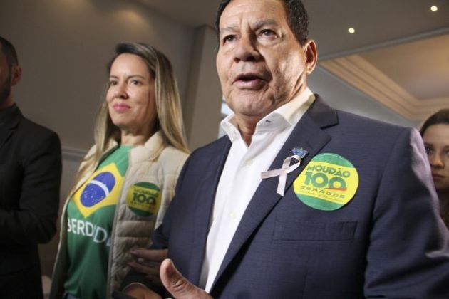 RS - MOURÃO-VOTANDO-ELEIÇÕES-2022 - GERAL - O General Mourão vota em zona eleitoral da cidade de Porto Alegre (RS), neste domingo (2). 02/10/2022 - Foto: MIGUEL NORONHA/FUTURA PRESS/FUTU