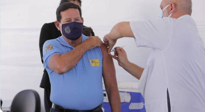 Vice-presidente Hamilton Mourão recebe primeira dose da vacina contra covid-19
