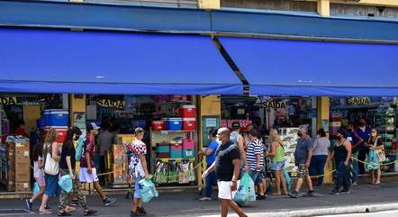 Comerciantes desrespeitam restrições da fase vermelha em SP