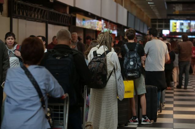 A possível causa do incidente no jatinho foi o estouro dos pneus do trem de pouso traseiro. Até as 10h desta segunda-feira, pelo menos 60 decolagens ou pousos haviam sido cancelados em Congonhas