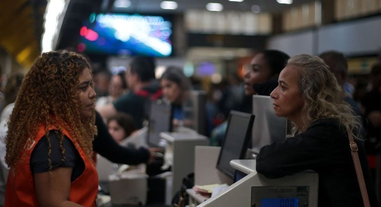 Passageiros enfrentam caos no aeroporto de Congonhas, na zona sul de São Paulo