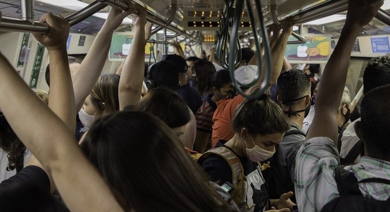  Movimentação de pessoas em vagão da Linha 2 Verde do Metrô de São Paulo