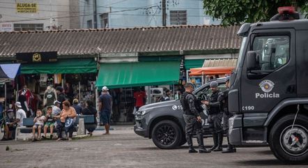 Movimentação de policiais militares no distrito de Vicente de Carvalho, em Guarujá, após a morte de um soldado da Rota