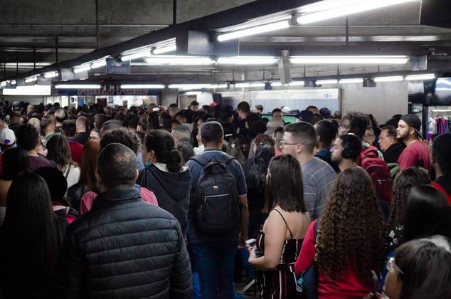 Movimentação intensa de passageiros na plataforma do Metrô Luz, na região central de São Paulo