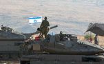 Tanques de Israel, neste domingo (15), no norte do país. Mais de 300 mil soldados se espalham ao longo da Faixa de Gaza, território comandado pelo grupo terrorista Hamas