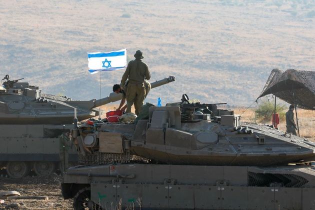 Tanques de Israel, neste domingo (15), no norte do país. Mais de 300 mil soldados se espalham ao longo da Faixa de Gaza, território comandado pelo grupo terrorista Hamas