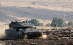 Tanque e soldado israelense neste domingo, próximos a Gaza