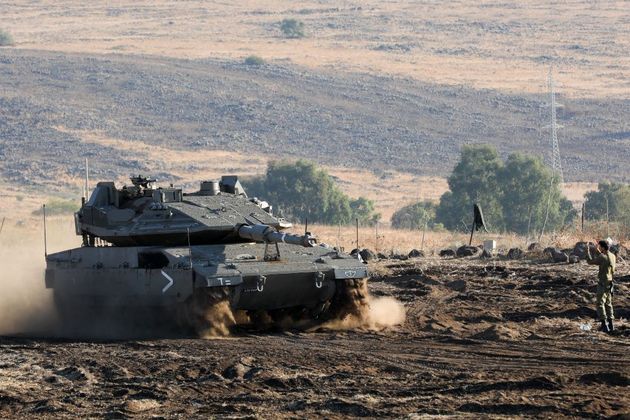 Tanque e soldado israelense neste domingo, próximos a Gaza