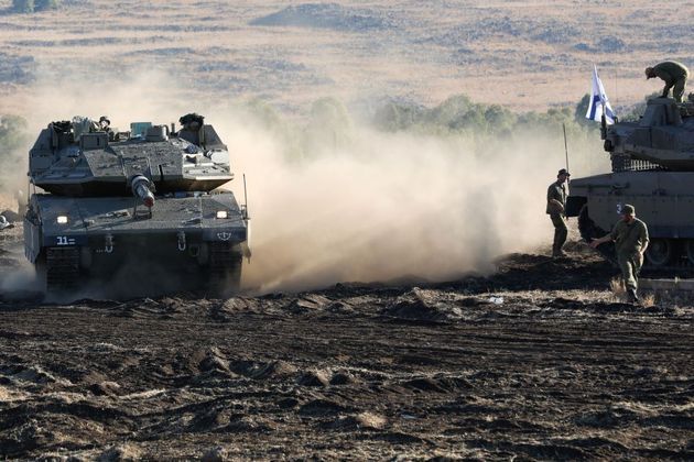 Tropas do Exército de Israel fazem movimentação constante na manhã deste domingo (15) na fronteira do país com Gaza e com o Líbano. Na foto acima, um tanque se posiciona no norte de Israel, próximo da fronteira com o Líbano, onde terroristas do Hezbollah promovem ataques contra Israel. Com o fim de um novo prazo estendido para a população de Gaza deixar o norte da região, o Exército israelense se prepara para invadir o território dominado pelos terroristas do Hamas