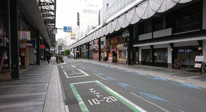 Movimentada avenida Odori em Morioka, vazia no dia 6 de maio devido ao estado de emergência