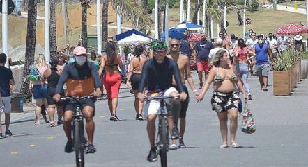 Turistas aproveitam Salvador em domingo de carnaval, cancelado devido à pandemia