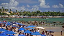 Salvador tem domingo de carnaval de praias cheias e foliões saudosos
