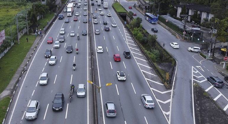 Movimento na rodovia Raposo Tavares, em São Paulo. Estradas devem ter grande fluxo a partir de hoje