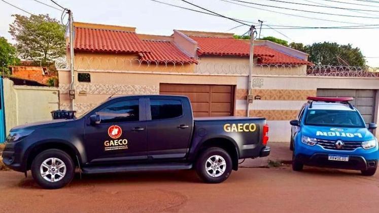 O Ministério Público de Goiás (MP-GO) anunciou o início da Operação Penalidade Máxima II, que visa investigar a atuação de uma organização criminosa na manipulação de resultados de jogos de futebol, inclusive da Série A do Brasileirão. O órgão informou que já foram cumpridos três mandados de prisão preventiva e 20 de busca e apreensão em 16 municípios de 6 estados brasileiros.Segundo o MP-GO, há suspeitas de que o grupo criminoso tenha atuado em pelo menos seis jogos do Brasileirão de 2022, bem como em cinco partidas de campeonatos estaduais deste ano. A investigação descobriu que os criminosos tentavam cooptar jogadores de futebol com ofertas entre R$ 50 mil e R$ 100 mil para que interferissem em eventos dos jogosConfira o que já se sabe da Operação Penalidade Máxima II, que investiga esquema de manipulação de resultados no Campeonato Brasileiro