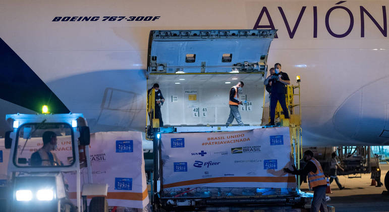 Vacinas pediátricas chegam ao Aeroporto de Viracopos, em Campinas
