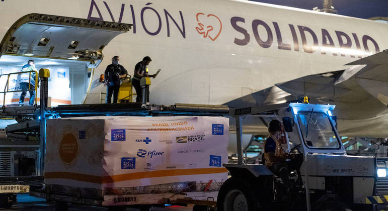 Primeiro lote das vacinas pediátricas chegou ao Brasil nesta quinta (13)
