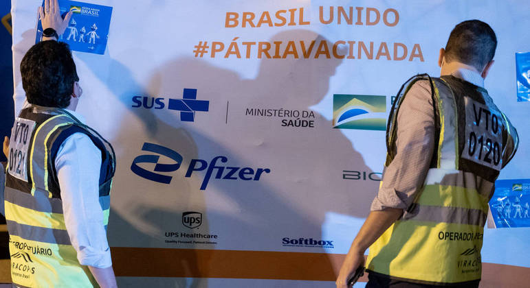 Vacinas pediátricas são inspecionadas durante desembarque no Aeroporto de Viracopos, em Campinas